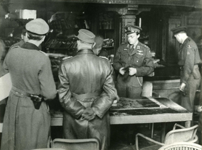 Foto van Duitse en geallieerde officieren en Prins Bernhard op 5 mei 1945 in hotel De Wereld