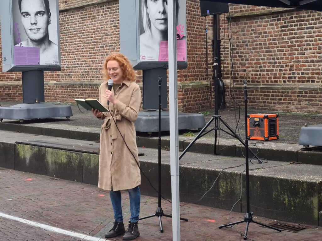 Stadsdichter Ellen van der Kolk leest gedicht voor tijdens Opening tentoonstelling OPEN over depressiviteit