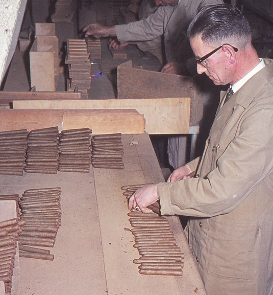 Foto van Sigarenfabriek Schimmelpenninck omstreeks 1965. Sigaren op kleur sorteren. Foto Rein Heij