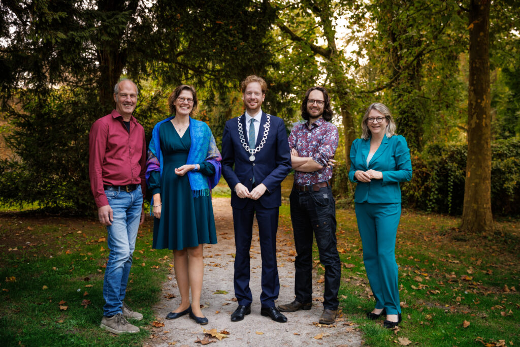 Op een rij staan de wethouders en burgemeester van Wageningen.