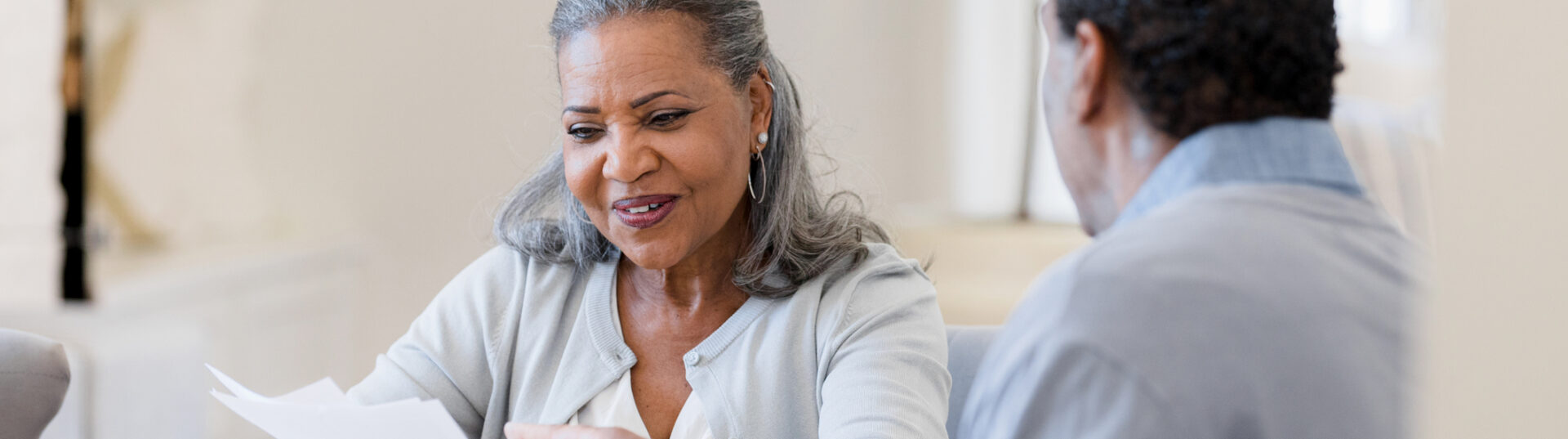Een man helpt een vrouw met geldzaken.