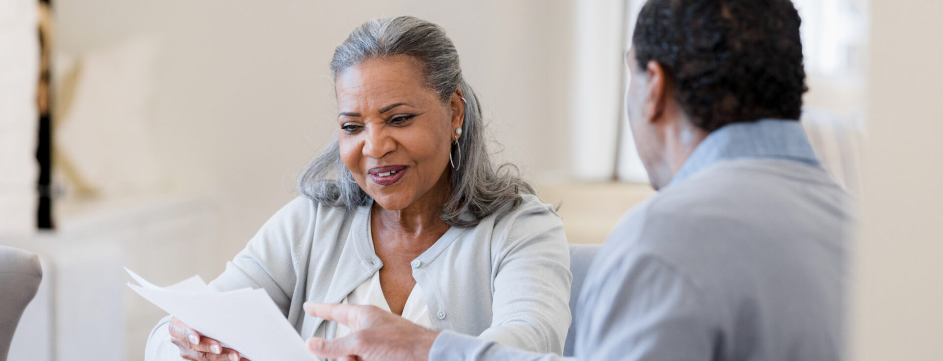 Een man helpt een vrouw met geldzaken.