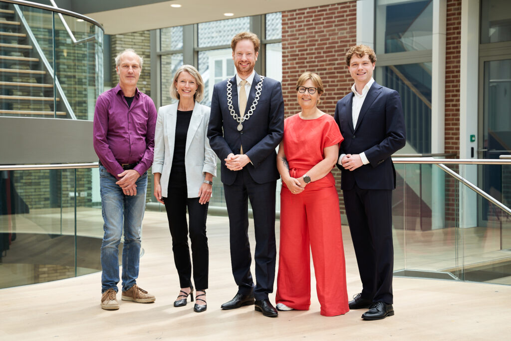 College van burgermeesters en wethouders met wethouders Guido van Vulpen, Ingrid Hijman en Jan Daenen, burgemeester Floor Vermeulen en gemeentesecretaris Tineke de Bruijn