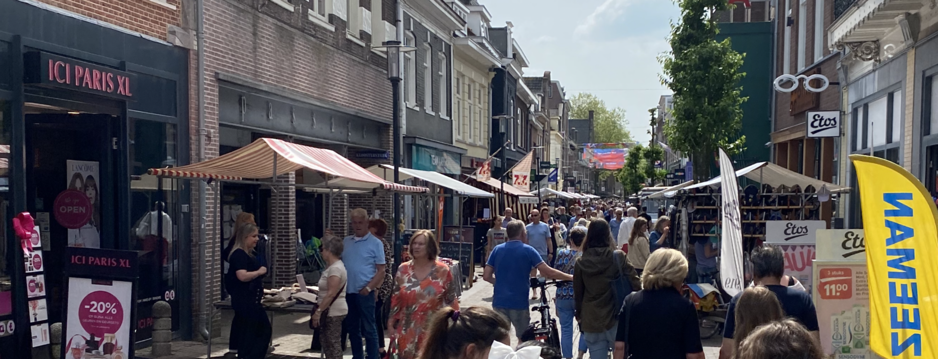 marktkraampjes in de winkelstraat hoogstraat in Wageninen